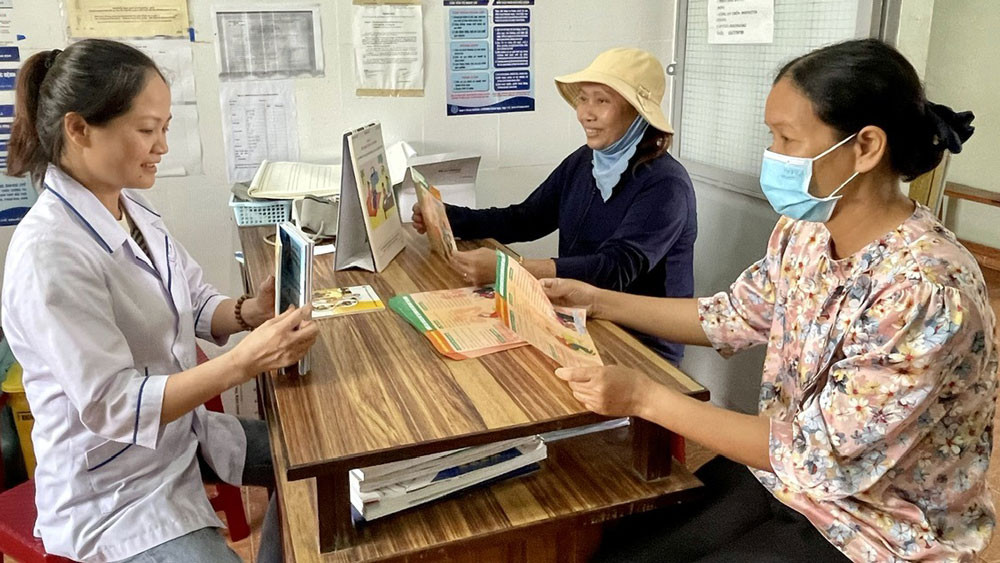 Cán bộ y tế xã Phú Hội (huyện Đức Trọng) đang tuyên truyền về giảm thiểu mất cân bằng giới tính khi sinh cho người dân