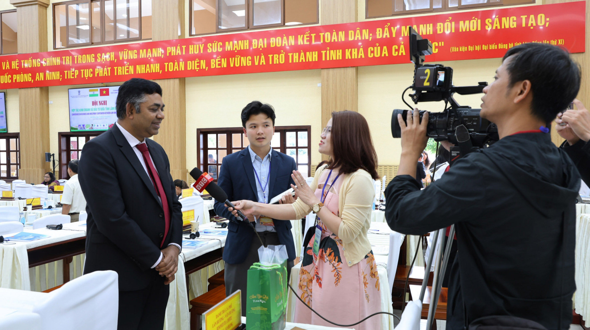 Các tỉnh vùng Tây Nguyên đã phối hợp tổ chức nhiều hoạt động xúc tiến thương mại, thu hút đầu tư. Trong ảnh: Tổng Lãnh sự Ấn Độ tại thành phố Hồ Chí Minh - ông Madan Mohan Sethi, trả lời phỏng vấn về tiềm năng của vùng Tây Nguyên với thị trường Ấn Độ trên 1 tỷ dân