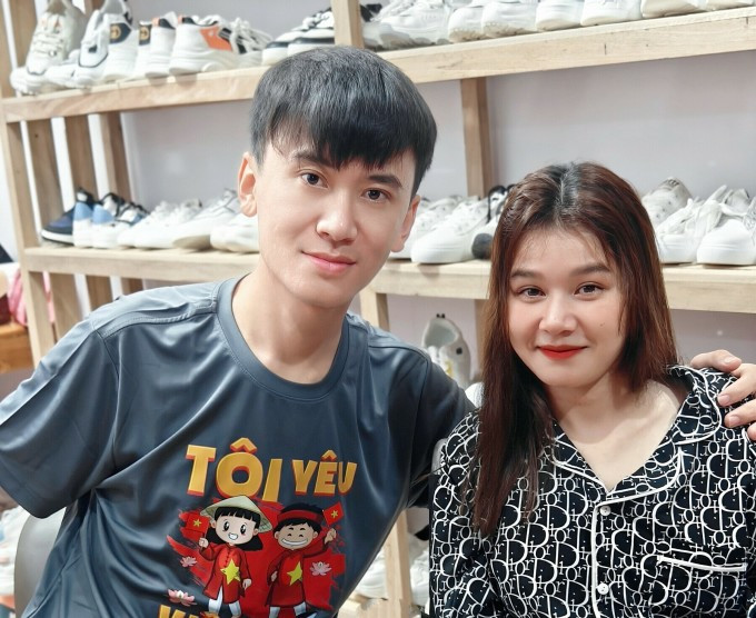 Thu Thúy và Chấn Kiều ở cửa hàng giày dép của họ tại Đăk Nông, tháng 9/2023. Ảnh nhân vật cung cấp.