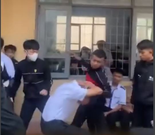 Nam sinh ở Đắk Lắk bị một nhóm bạn đánh tới tấp trong trường