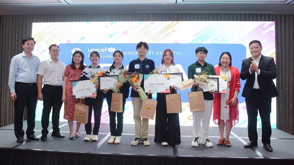 Hai em Nguyễn Bảo Ngân và Cao Hoàng Thảo Nguyên (thứ 4 và thứ 5 từ trái qua) nhận giấy chứng nhận và học bổng giải Nhì