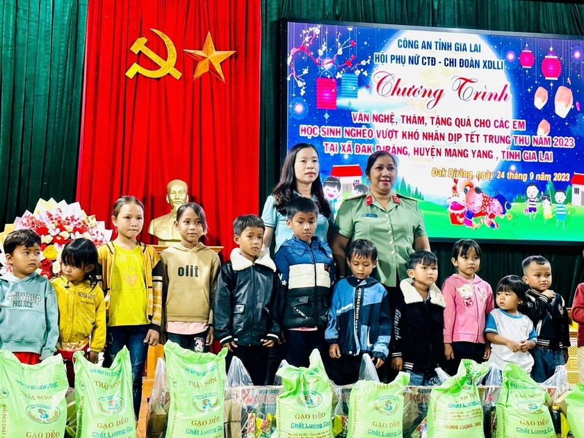 Nhiều hoạt động vui chơi, tặng quà dành cho thiếu nhi xã Đăk Djrăng, huyện Mang Yang. Ảnh: ĐVCC ảnh 2
