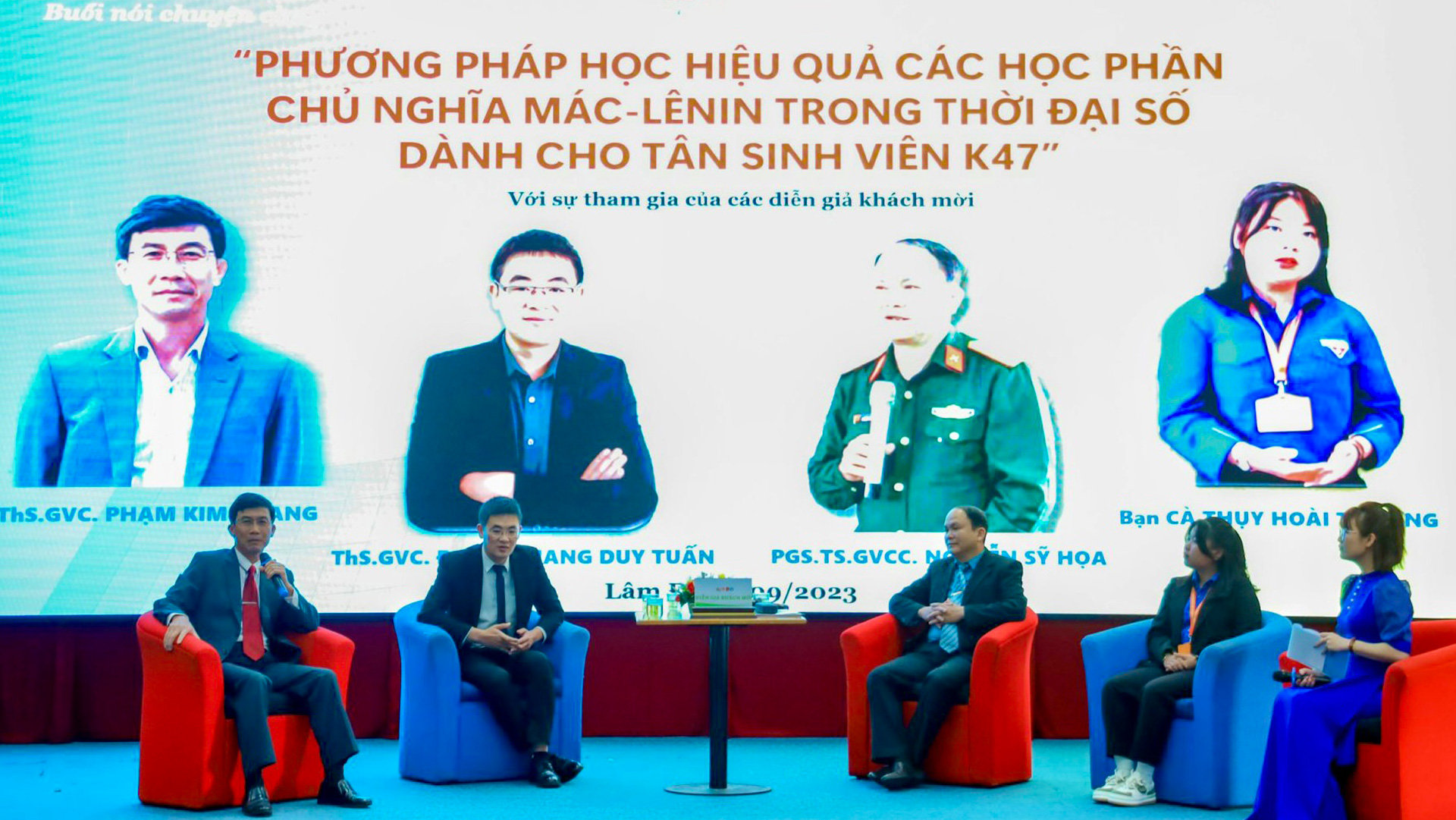 Các diễn giả chia sẻ những kiến thức trọng tâm, kinh nghiệm học hiệu quả các học phần Chủ nghĩa Mác - Lênin trong thời đại số cho tân sinh viên