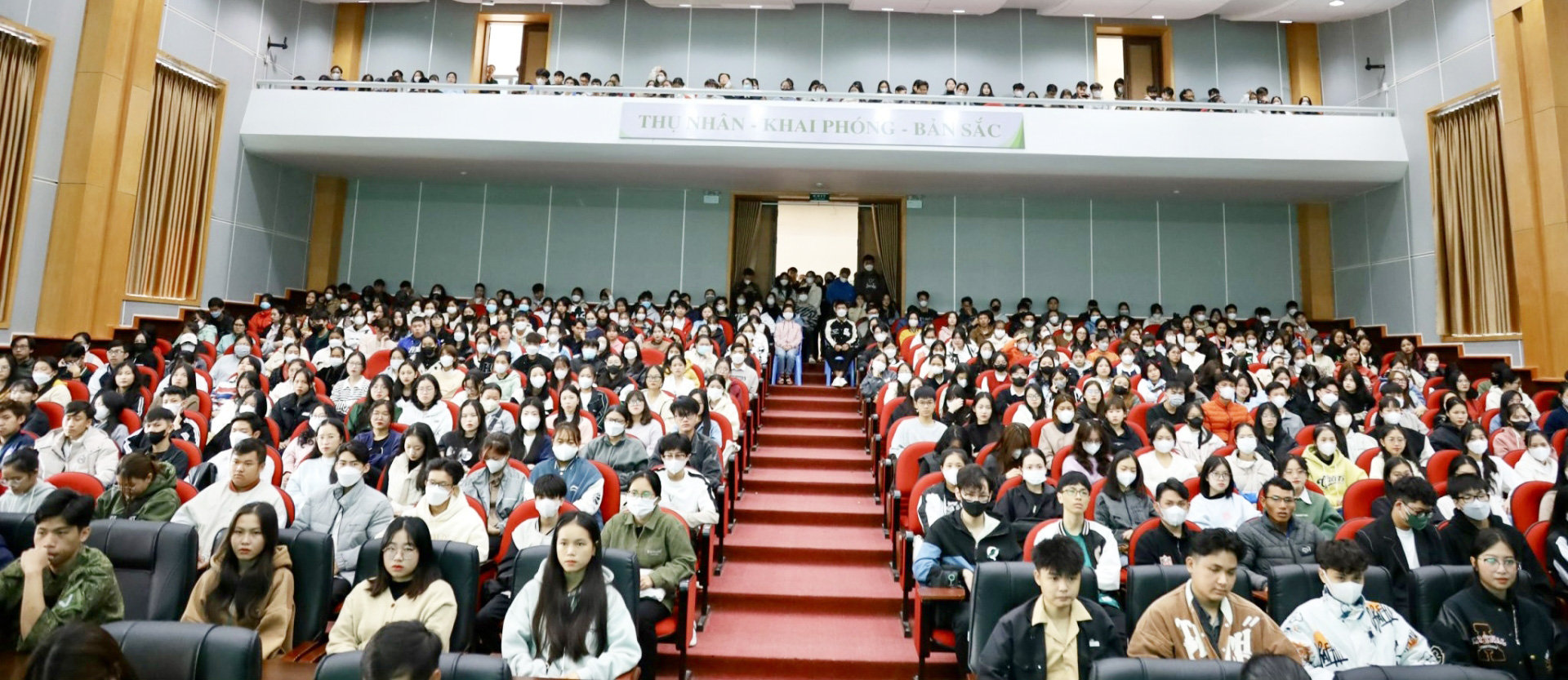 Đông đảo tân sinh viên K47 Trường Đại học Đà Lạt tham dự buổi nói chuyện