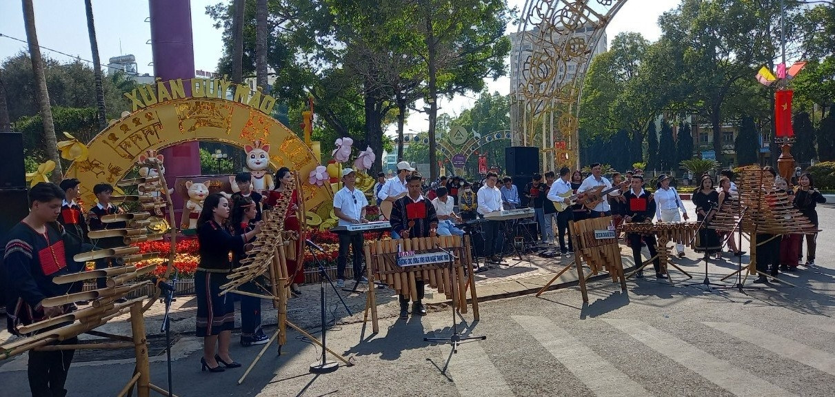 Sinh viên Khoa Âm nhạc - Múa, Trường Cao đẳng Văn hóa Nghệ thuật Đắk Lắk biểu diễn nhạc cụ truyền thống