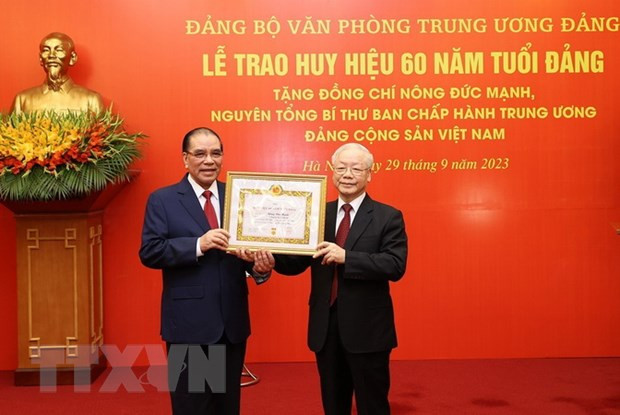 Trao Huy hieu 60 nam tuoi Dang tang nguyen Tong Bi thu Nong Duc Manh hinh anh 1