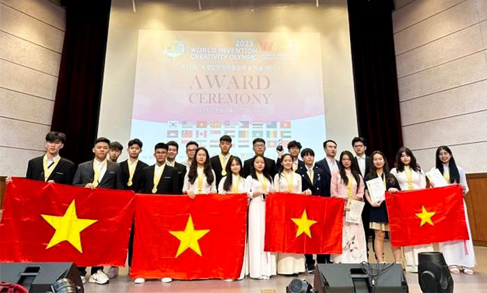 Lê Đỗ Mỹ Duyên (ngoài cùng bên phải) cùng đoàn Việt Nam tại cuộc thi