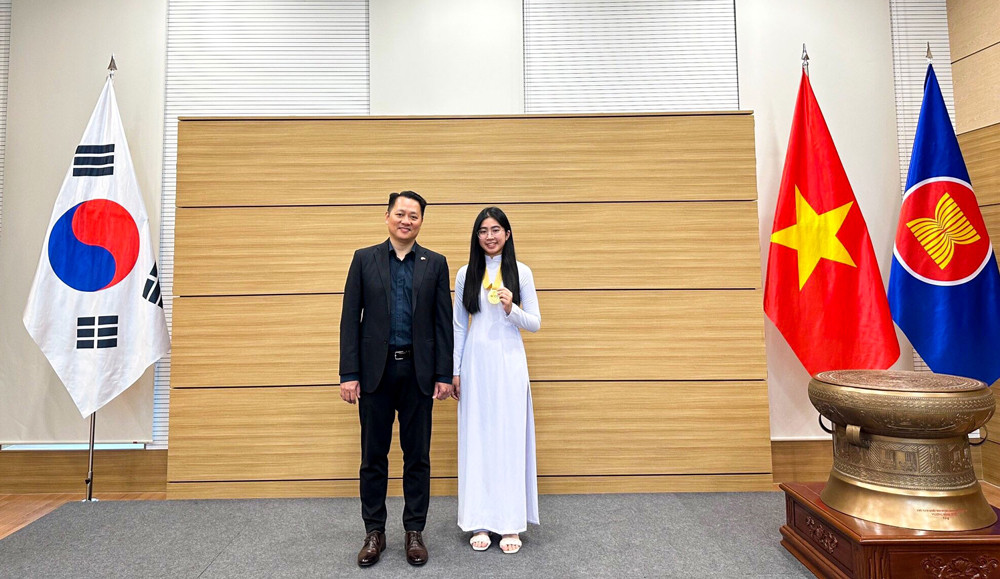 Học sinh Lê Đỗ Mỹ Duyên - 11 chuyên Anh tham dự Cuộc thi Khoa học kỹ thuật Olympic Phát minh và Sáng chế Thế giới do Hàn Quốc tổ chức