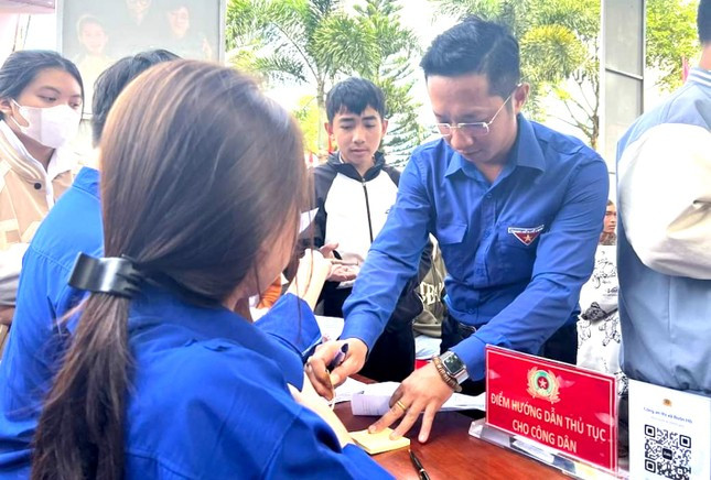 Đoàn thanh niên Đắk Lắk tích cực hỗ trợ người dân chuyển đổi số ảnh 6
