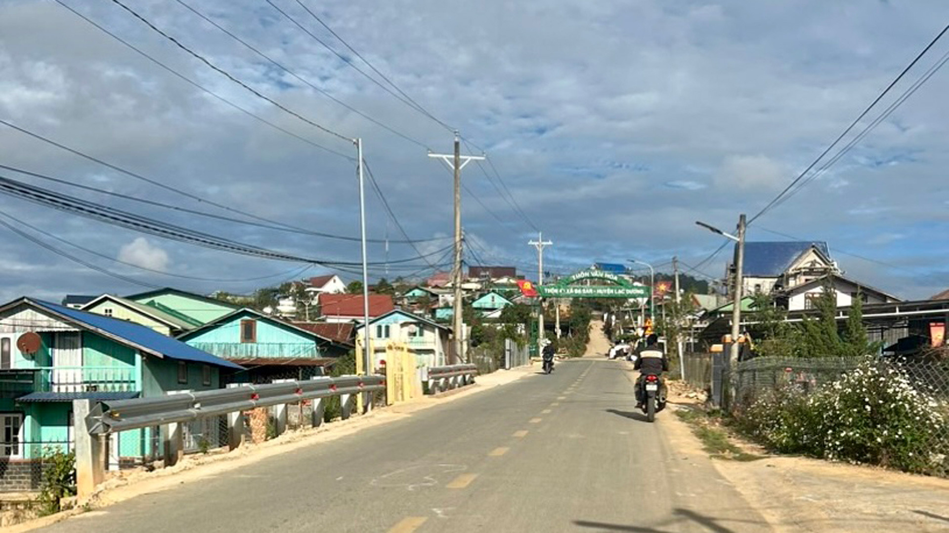 Nhờ thực hiện tốt công tác KTGS, việc huy động sức dân đóng góp đầu tư xây dựng cơ sở hạ tầng giao thông nông thôn được Nhân dân huyện Lạc Dương hưởng ứng tích cực