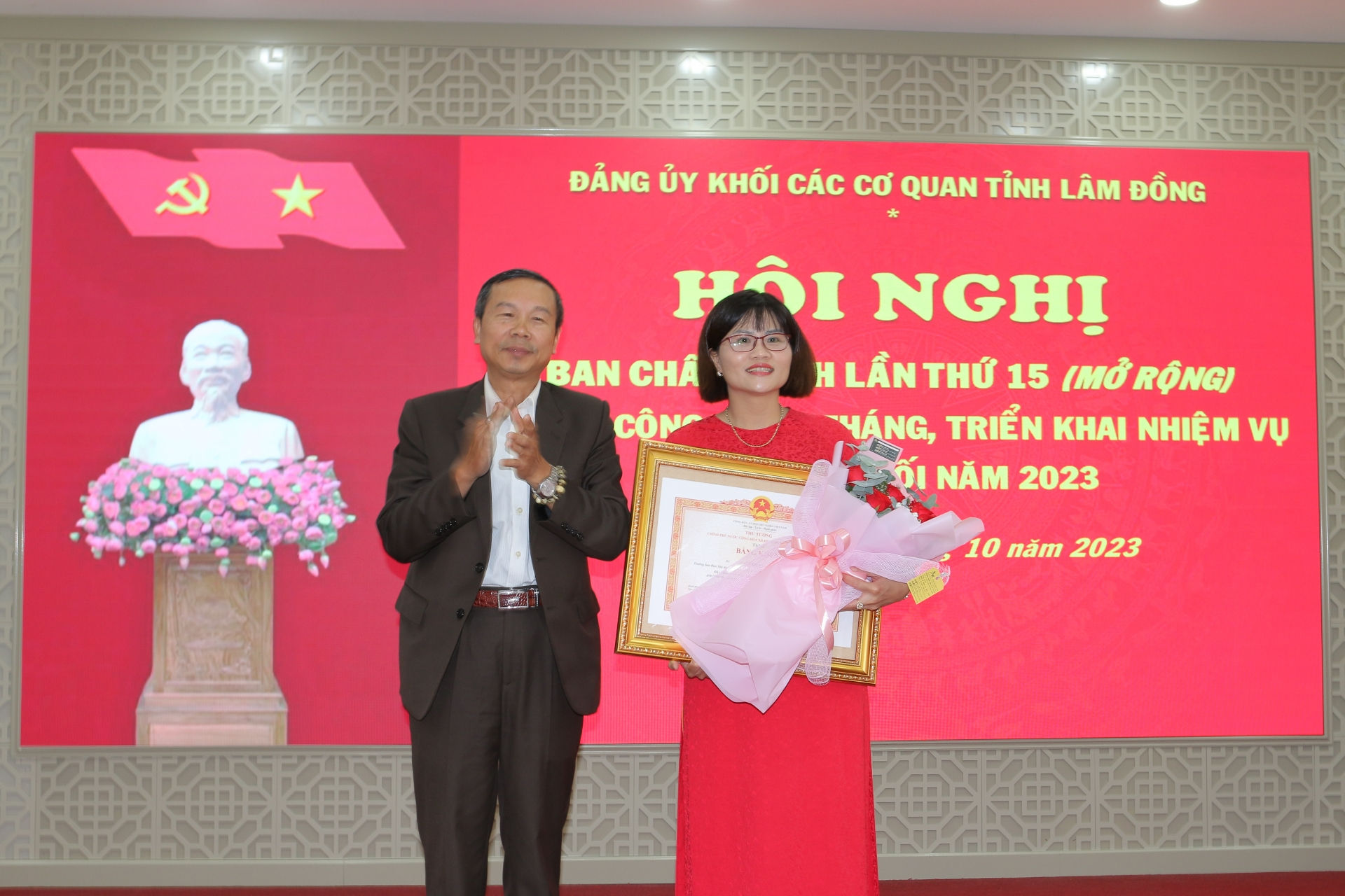 Đồng chí Đàm Minh Tuấn – Phó Giám đốc Sở Nội vụ, Trưởng Ban Thi đua – khen thưởng tỉnh Lâm Đồng trao Bằng khen của Thủ tướng Chính phủ cho đồng chí Nguyễn Thị Nga Oanh - UVBTV, Trưởng ban Xây dựng tổ chức cơ sở đảng Đảng ủy Khối các cơ quan tỉnh