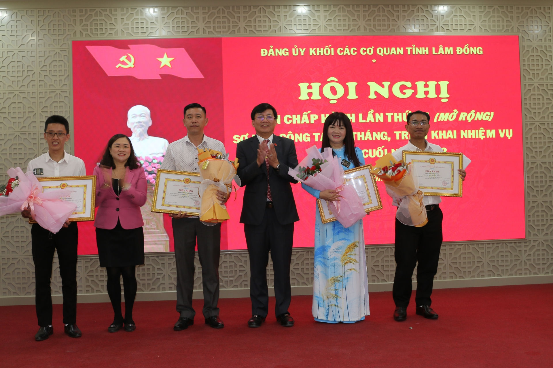: Đồng chí Hoàng Thanh Hải - Bí thư Đảng ủy Khối các cơ quan tỉnh và đồng chí Nguyễn Thị Phương Thảo - Phó Bí thư Thường trực Đảng ủy Khối trao giấy khen cho các tập thể và cá nhân có thành tích xuất sắc tham gia Hội thi Sân khấu hóa