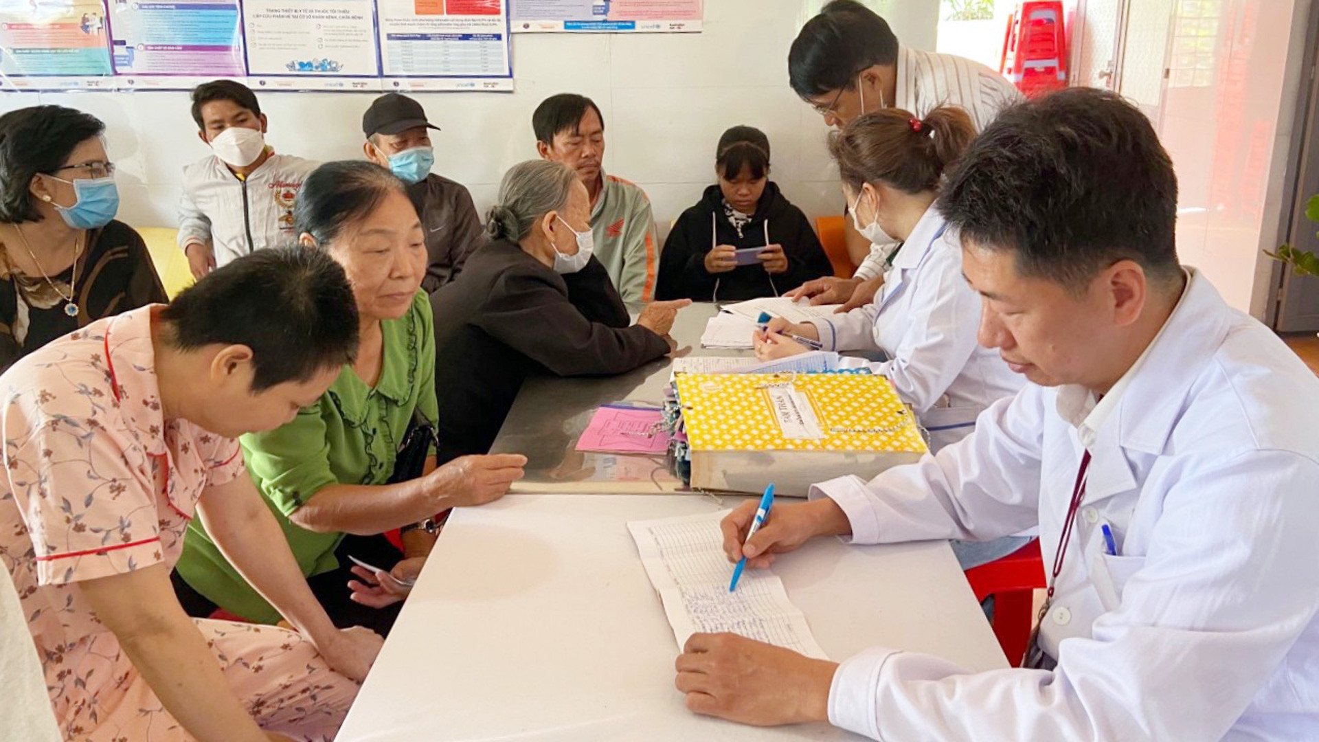 BSCKI Nguyễn Ngọc Điệp - Khoa Phòng, chống bệnh không lây nhiễm - Trung tâm Kiểm soát bệnh tật Lâm Đồng đang khám cho bệnh nhân chương trình bảo vệ sức khỏe tâm thần cộng đồng