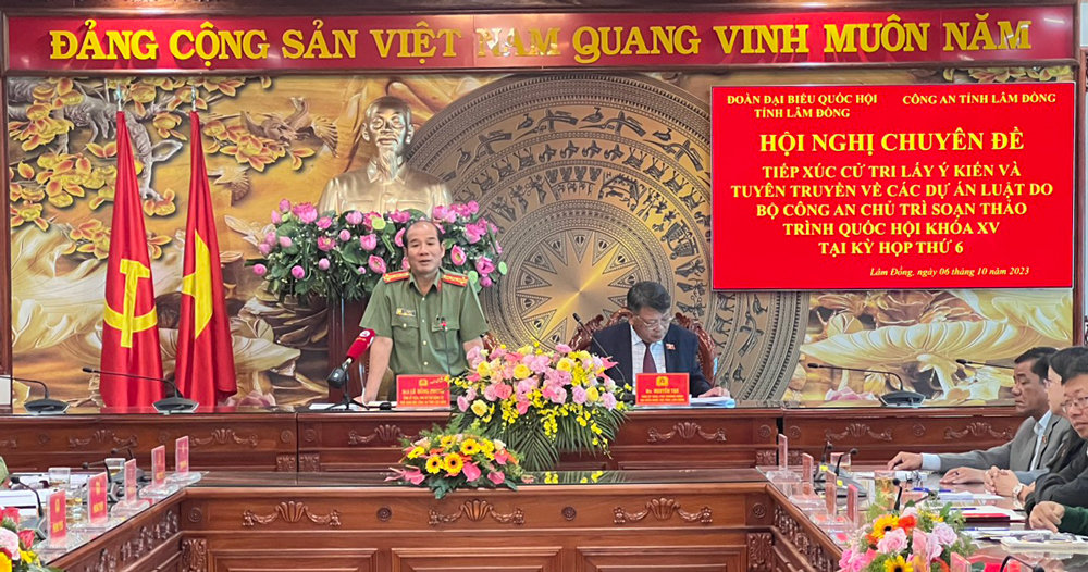 Đồng chí Nguyễn Tạo - Phó Trưởng Đoàn chuyên trách Đoàn ĐBQH và Đại tá Lê Hồng Phong – Phó giám đốc Công an tỉnh chủ trì, điều hành buổi tiếp xúc chuyên đề với Công an tỉnh