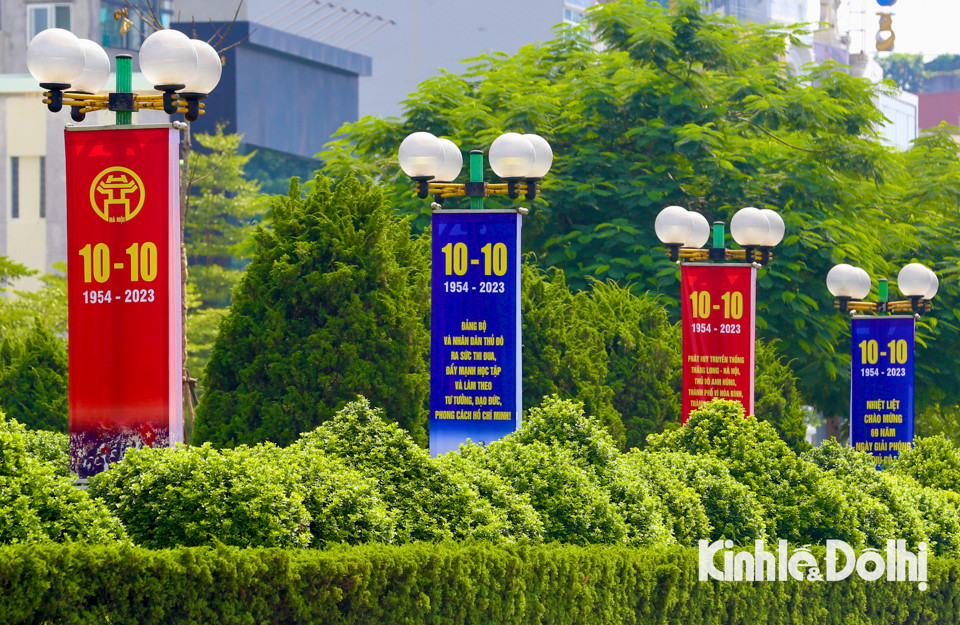 Hầu hết tuyến đường của Hà Nội đều được trang hoàng băng rôn, cờ hoa chào mừng kỷ niệm 68 năm Ngày Giải phóng Thủ đô.