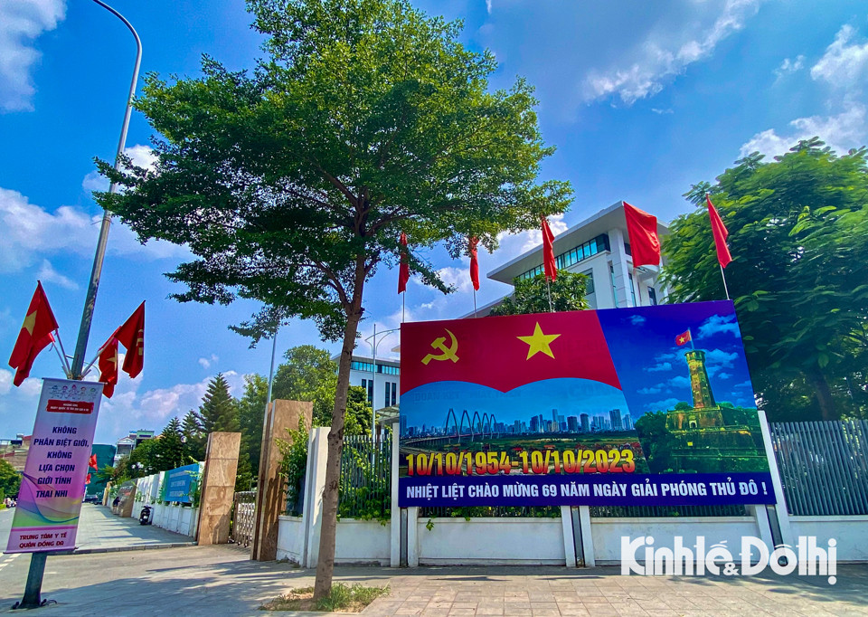  Tấm pano cỡ lớn “Nhiệt liệt chào mừng 69 năm Ngày Giải phóng Thủ đô” trước UBND quận Đống Đa.