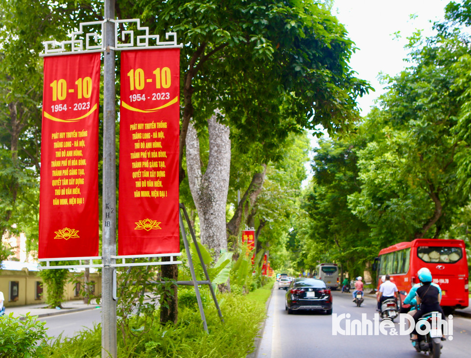 Hà Nội được trang hoàng cờ hoa khắp mọi nẻo đường, góc phố; sắc đỏ phủ trên nhiều tuyến phố tạo nên bầu không khí phấn khởi với các tầng lớp Nhân dân.