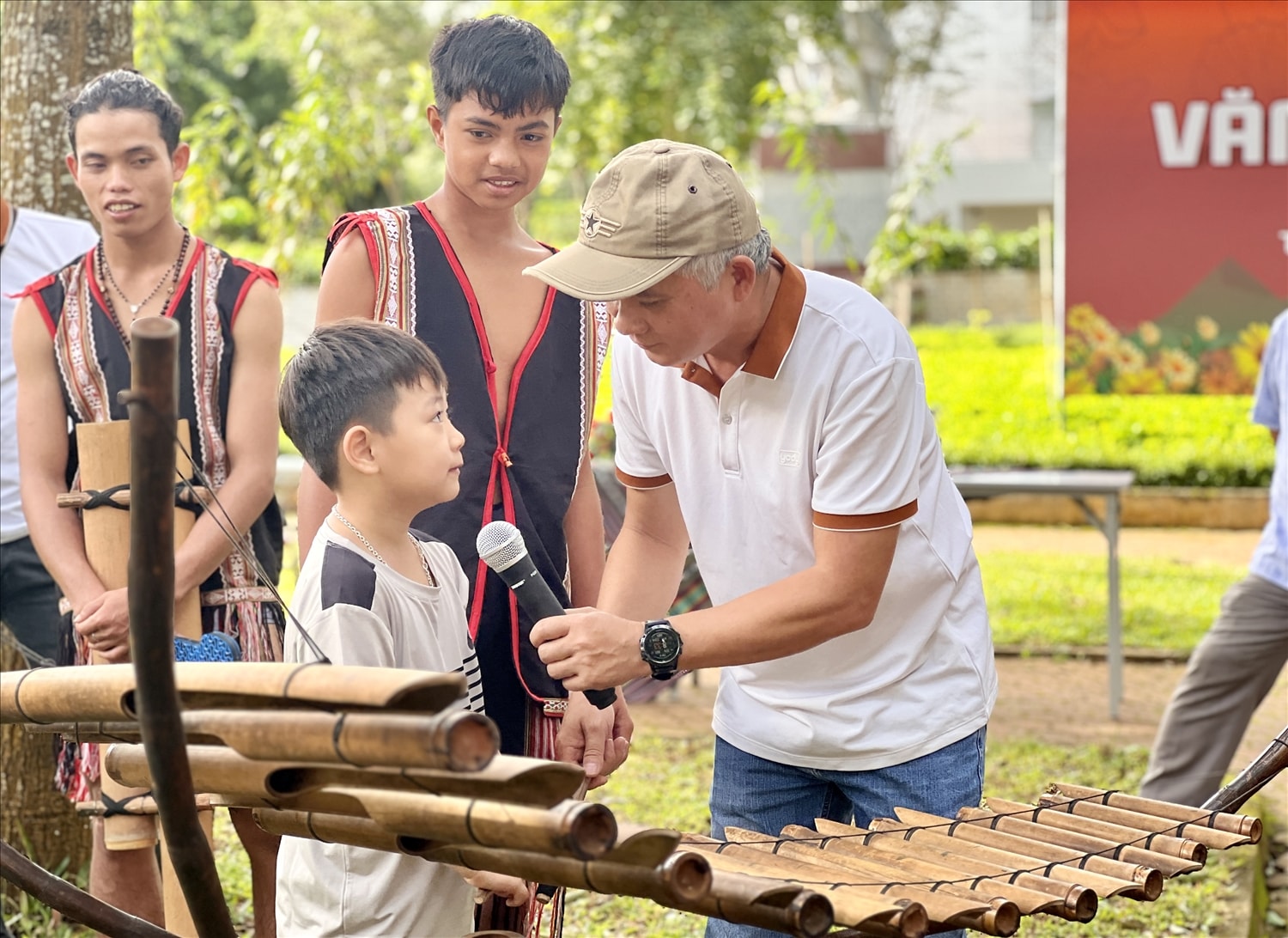 Ban tổ chức giao lưu, hướng dẫn các em nhỏ trải nghiệm, tìm hiểu về nhạc cụ dân tộc