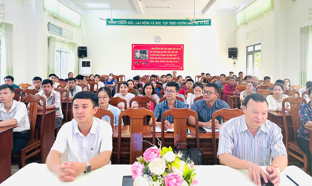 Lãnh đạo huyện Đạ Tẻh và các học viên dự khai giảng lớp sơ cấp lý luận chính trị ở huyện Đạ Tẻh