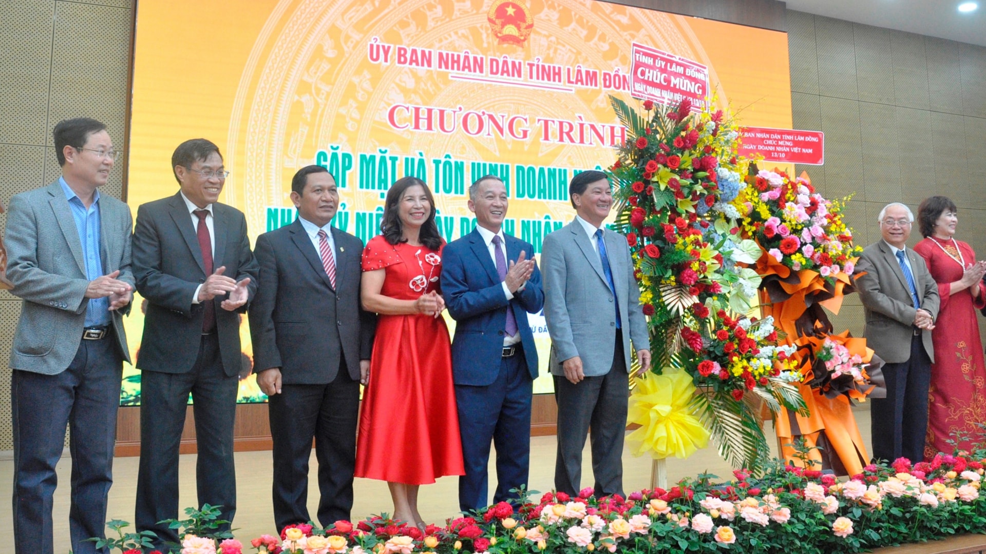 Lãnh đạo Tỉnh ủy, HĐND, UBND, Ủy ban MTTQ Việt Nam tỉnh tặng hoa chúc mừng nhân Ngày Doanh nhân Việt Nam