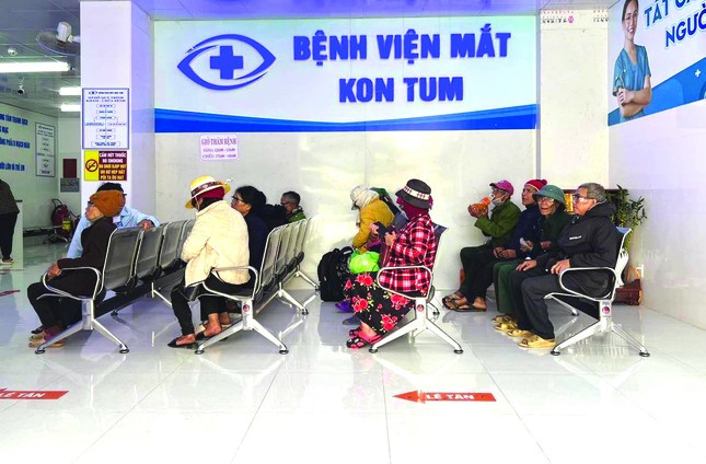 Bệnh viện Mắt Kon Tum mở đợt cao điểm chữa mắt miễn phí ảnh 2