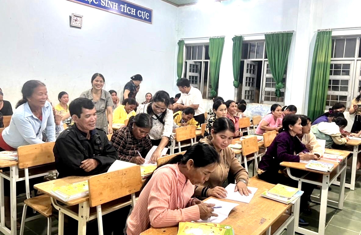 Đồng bào DTTS ở huyện Sa Thầy tích cực đến học ở các lớp xóa mù chữ