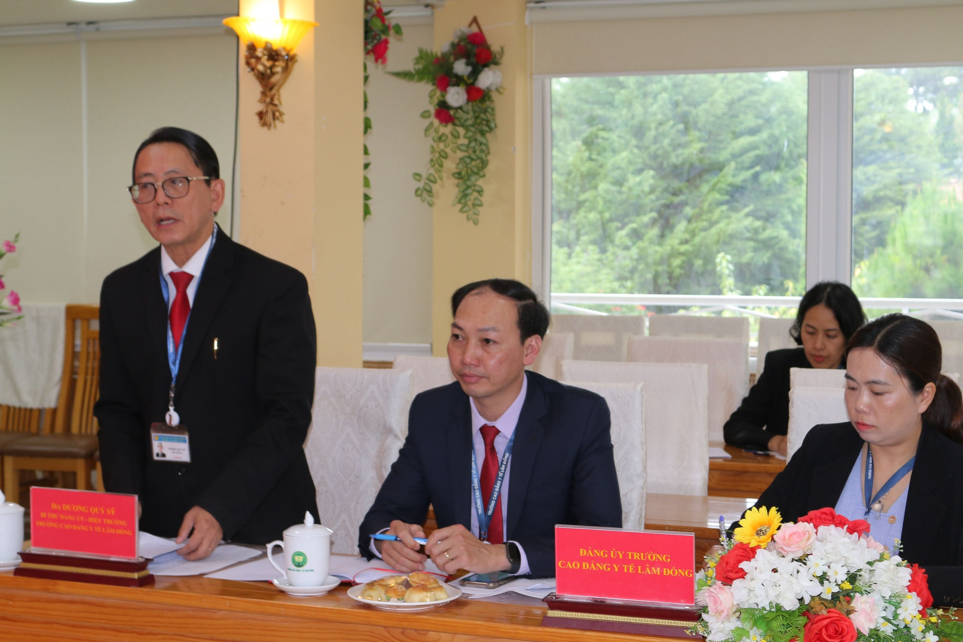 Đồng chí Dương Quý Sỹ - Bí thư Đảng ủy, Hiệu trưởng Trường Cao đẳng Y tế Lâm Đồng chia sẻ những thuận lợi, khó khăn, vướng mắc trong lãnh đạo thực hiện nhiệm vụ chuyên môn; công tác xây dựng Đảng…