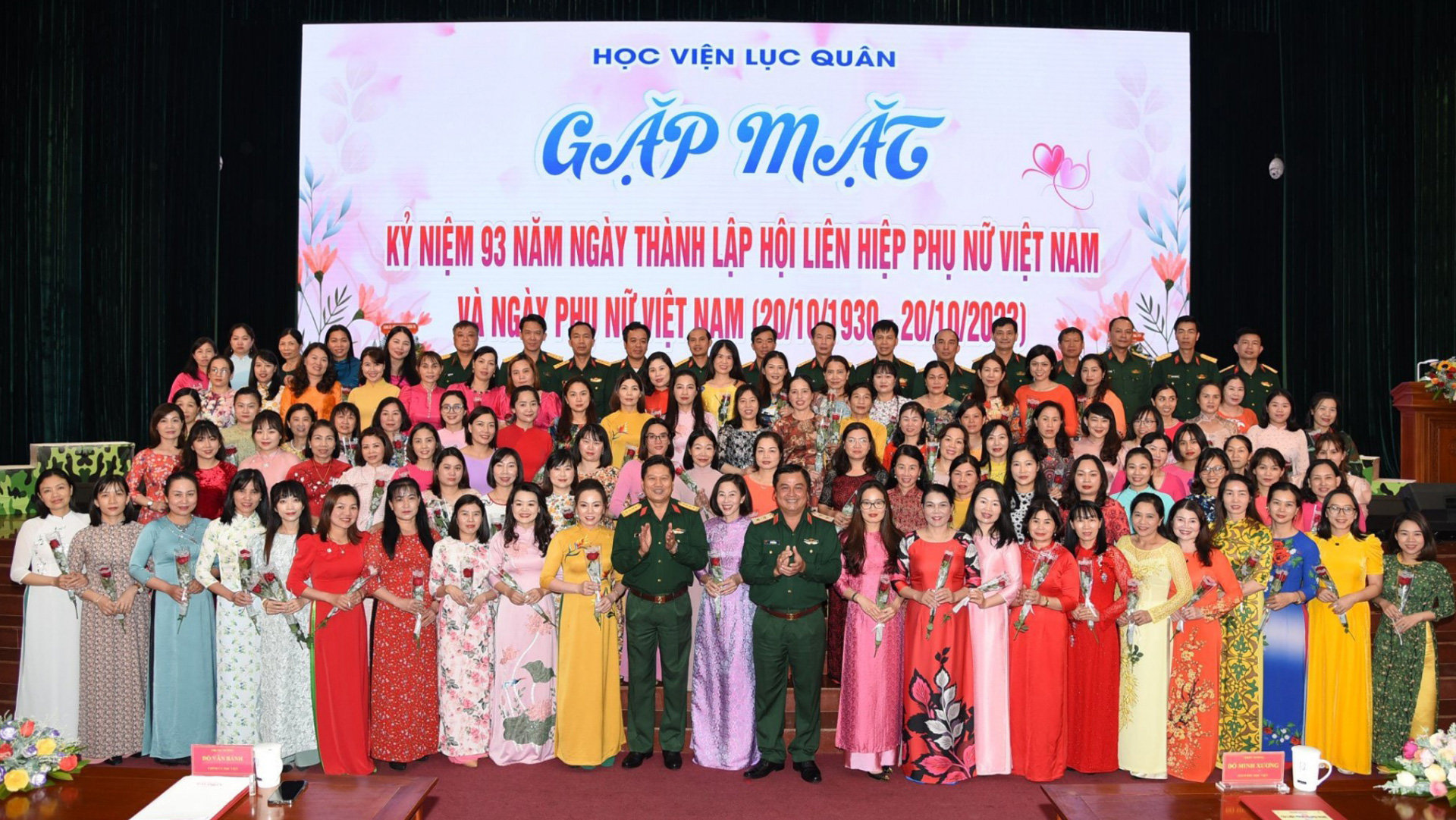 Thủ trưởng Học viện chụp ảnh lưu niệm cùng cán bộ, hội viên phụ nữ của học viện