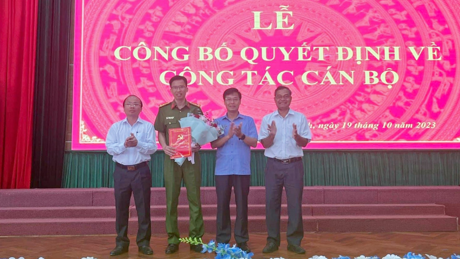 Các đồng chí Thường trực Huyện ủy Di Linh trao quyết định cho Thượng tá Phạm Thanh Hùng