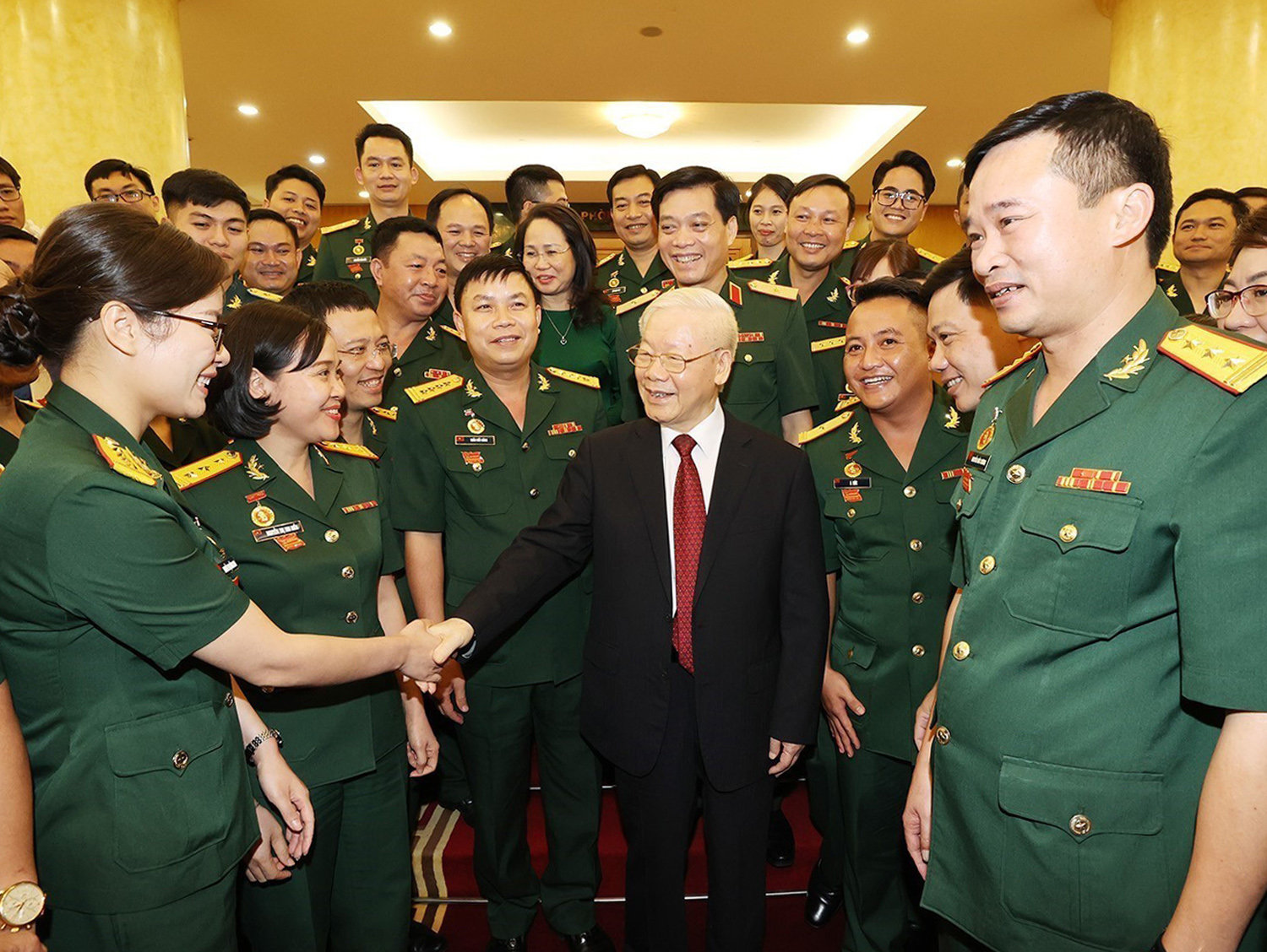 Tổng Bí thư Nguyễn Phú Trọng, Bí thư Quân ủy Trung ương với các đại biểu ưu tú về dự Đại hội đại biểu Đoàn Thanh niên Cộng sản Hồ Chí Minh Quân đội lần thứ X nhiệm kỳ 2022 - 2027