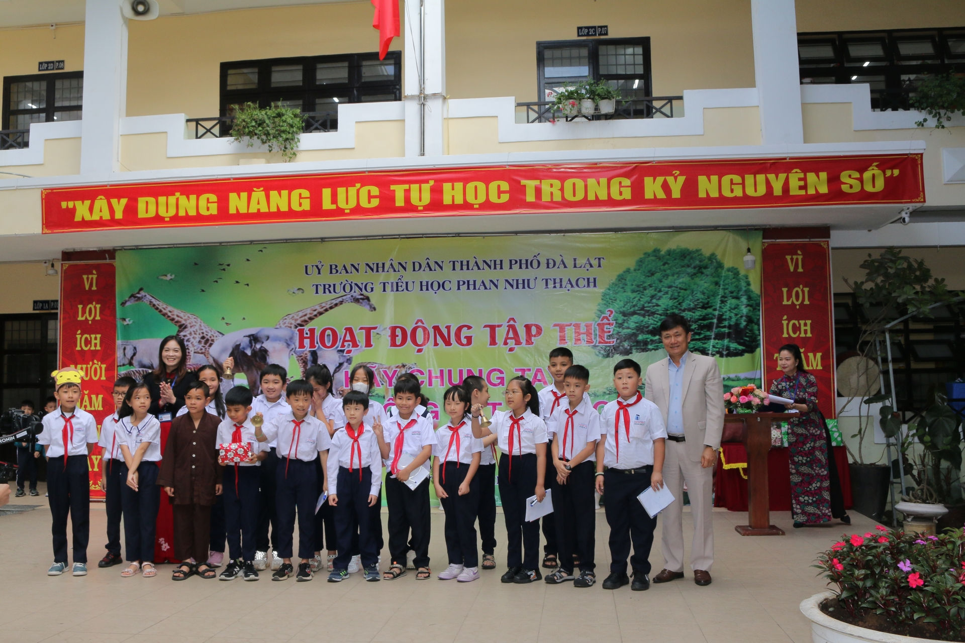 Ông Nguyễn Duy Hải – Trưởng Phòng Giáo dục Mầm non và Tiểu học, Sở GDĐT Lâm Đồng và cô Phạm Thị Thảo – Hiệu trưởng Trường Tiểu học Phan Như Thạch trao phần thưởng cho những học sinh xuất sắc nhất phần thi Rung chuông vàng tìm hiểu về nội dung bảo vệ động vật hoang dã
