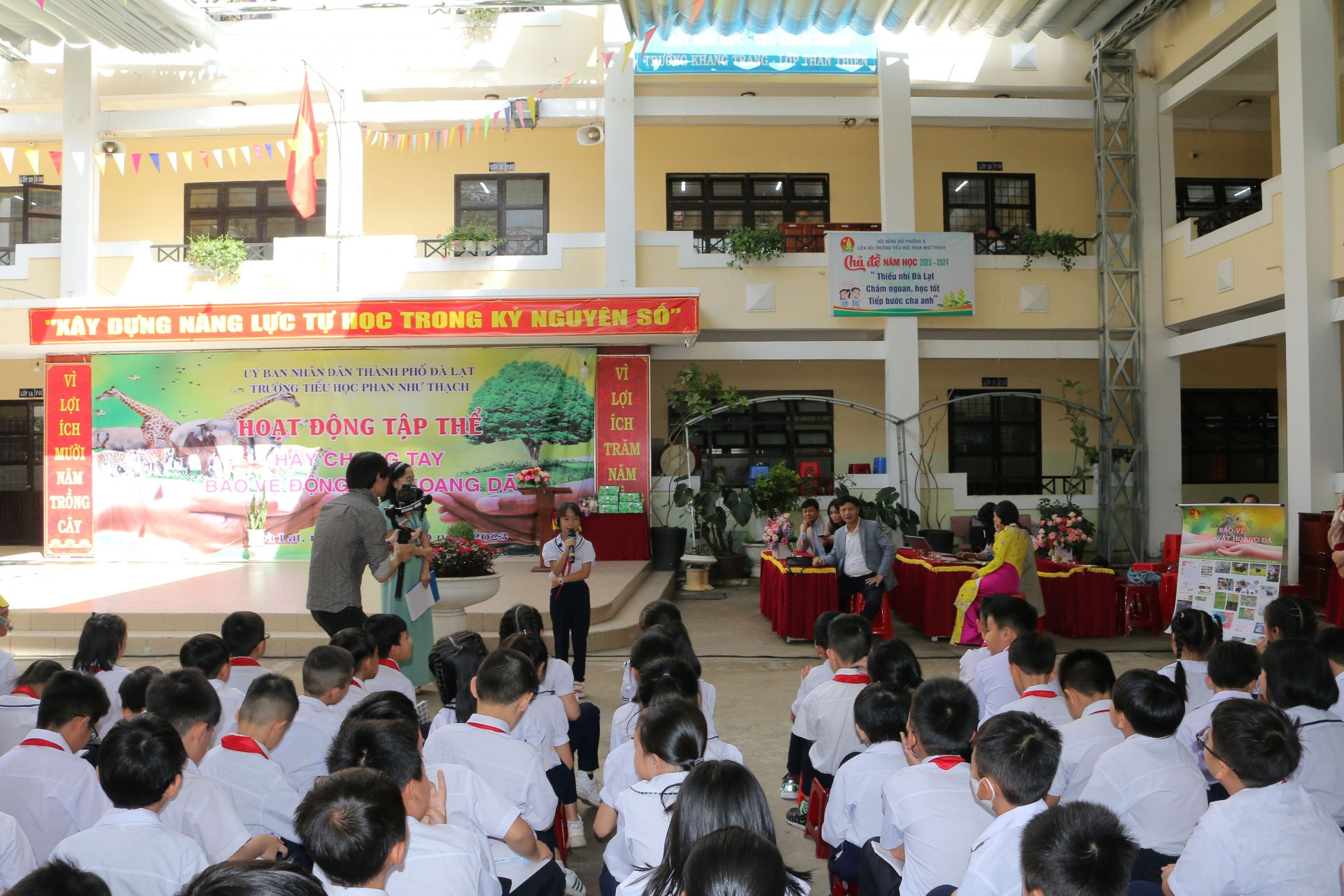 Các em học sinh chia sẻ với nhau về nội dung bảo vệ động vật hoang dã