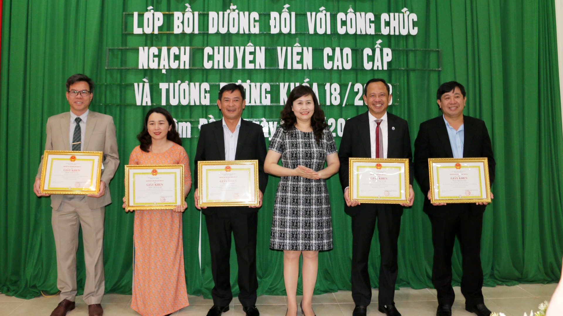 Thạc sĩ Lê Phương Thúy – Phó Trưởng Ban quản lý Bồi dưỡng, Học viện Hành chính Quốc gia tặng giấy khen của Giám đốc Học viện cho các học viên có thành tích học tập và chấp hành tốt quy chế