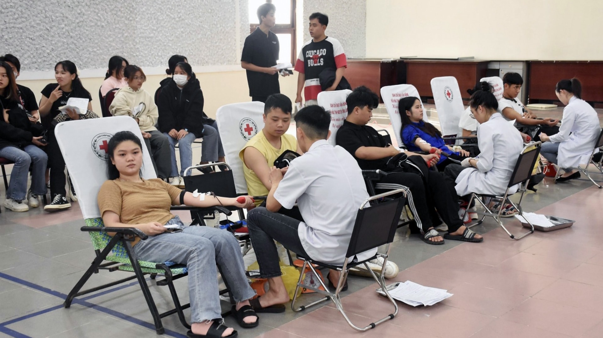 Ngày hội hiến máu tình nguyện thu hút đông đảo cán bộ, giảng viên, sinh viên nhà trường tham gia