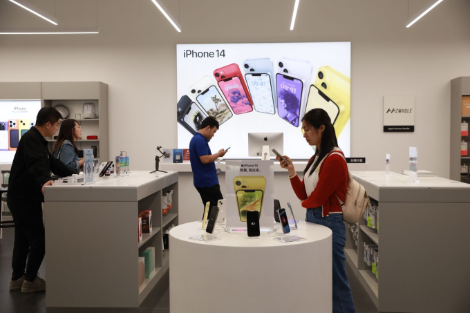 Khách hàng đang trải nghiệm các thiết bị Apple tại một Apple Store ở Trung Quốc. Ảnh: Zuma