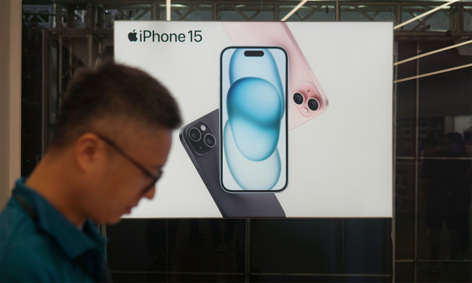Một người dùng đứng trước biển hiệu iPhone 15 trong ngày mở bán tại Việt Nam cuối tháng 9. Ảnh: Lưu Quý