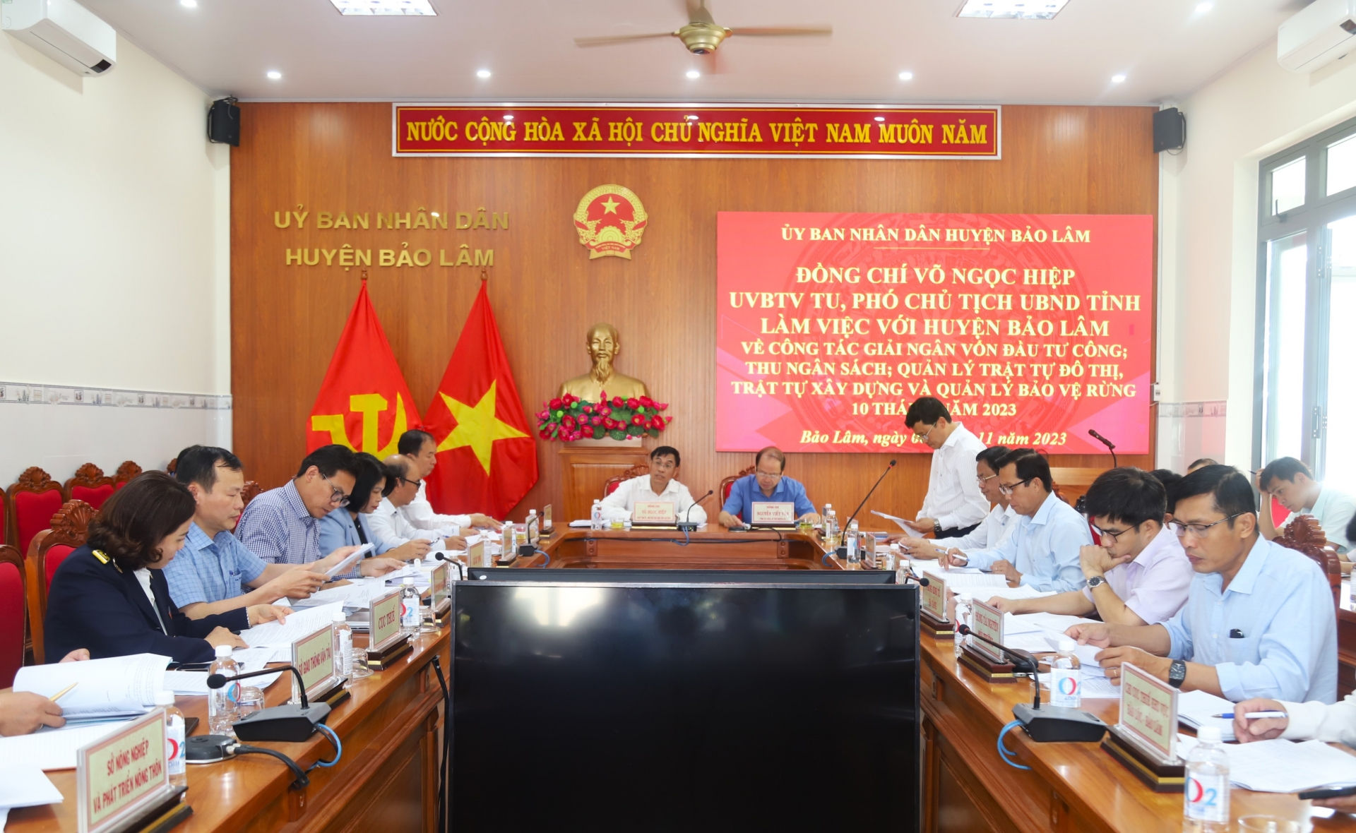 Quang cảnh buổi làm việc
