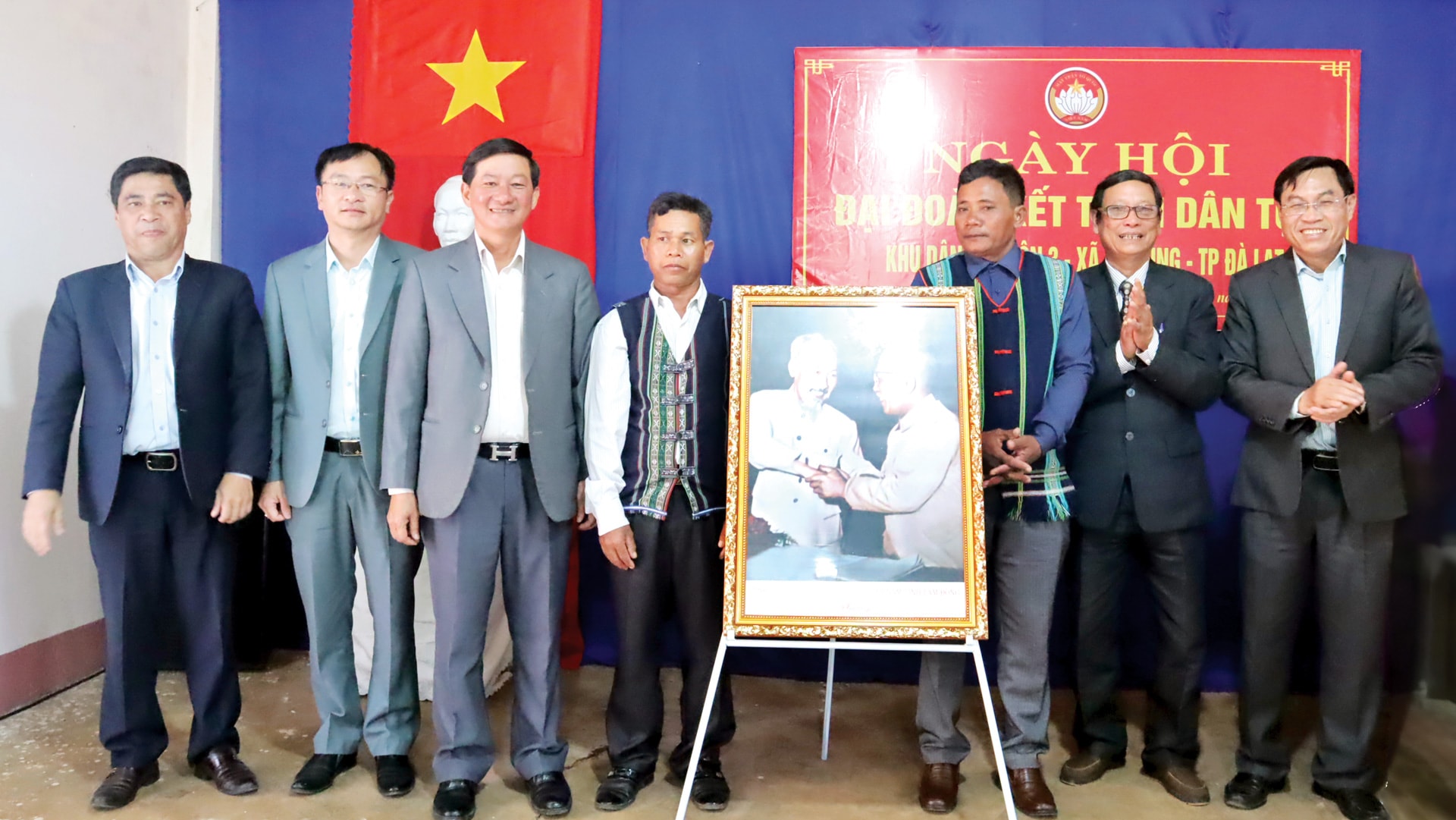 Lãnh đạo tỉnh tặng bức ảnh Bác Hồ - Bác Tôn cho tập thể cán bộ và Nhân dân khu dân cư nhằm khơi gợi,phát huy tinh thần đại đoàn kết toàn dân tộc