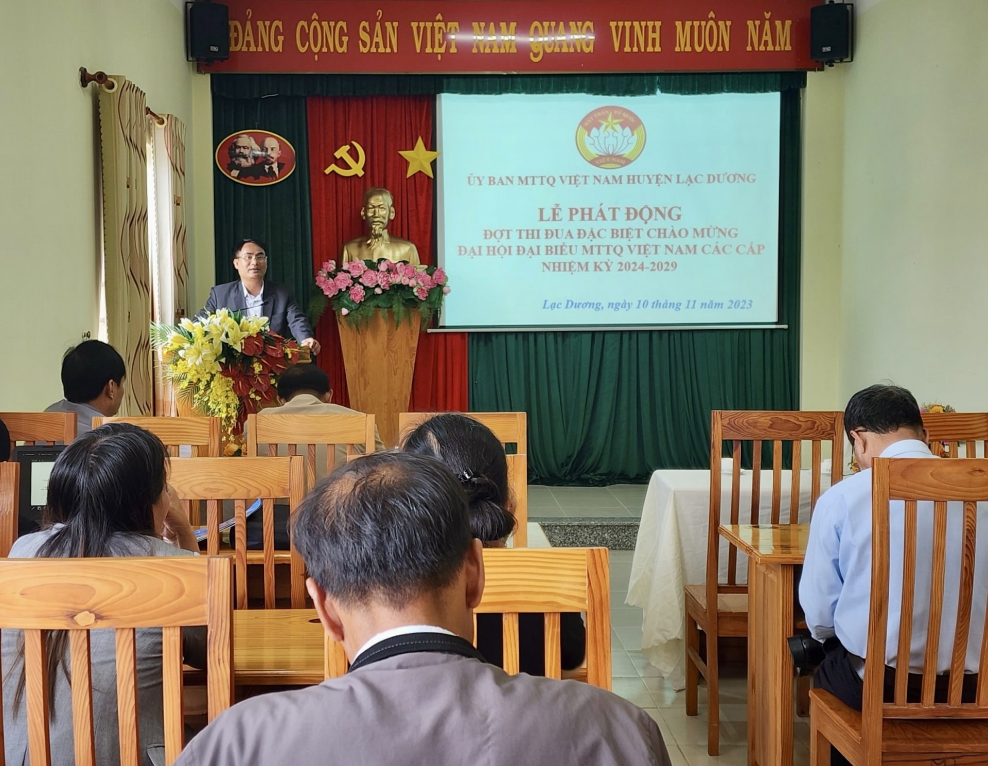 Đồng chí Ya Tiong – Phó Bí thư Thường trực Huyện ủy Lạc Dương phát biểu tại lễ phát động