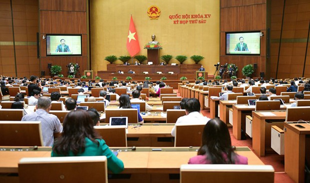 Các đại biểu Quốc hội thảo luận tại hội trường