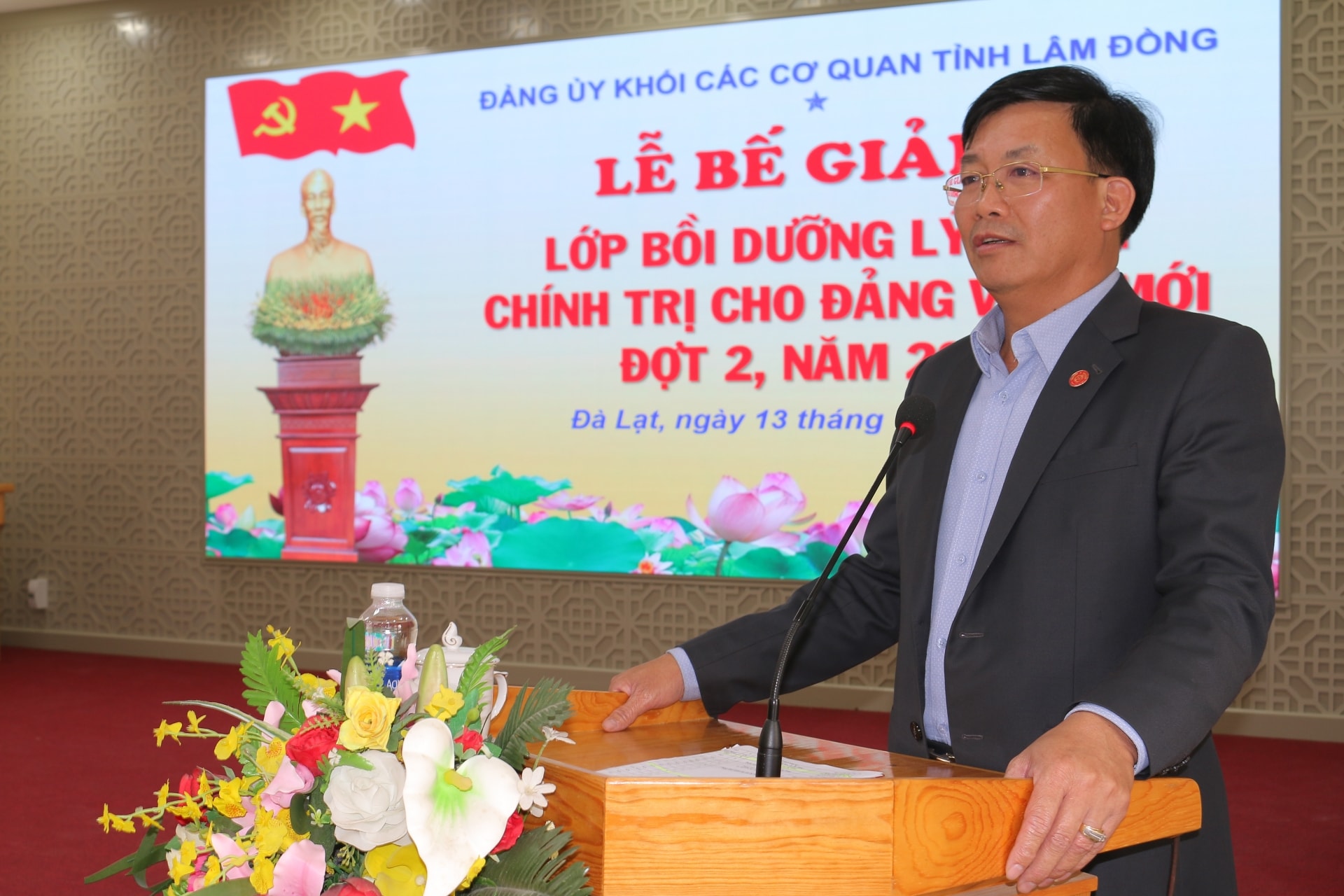 Đồng chí Hoàng Thanh Hải – Bí thư Đảng ủy Khối các cơ quan tỉnh phát biểu tại lễ bế giảng