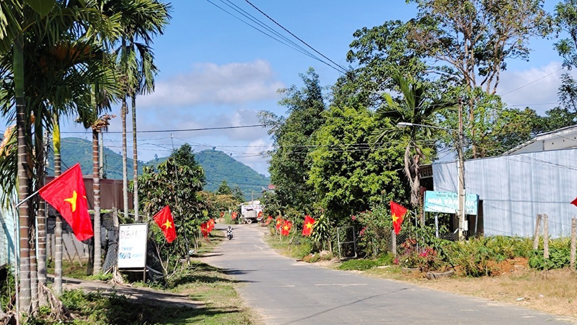 Nhờ làm tốt công tác dân vận, đến nay, Mô hình điểm tuyến đường Sáng - xanh - sạch - đẹp của thôn Đắc Măng được duy trì