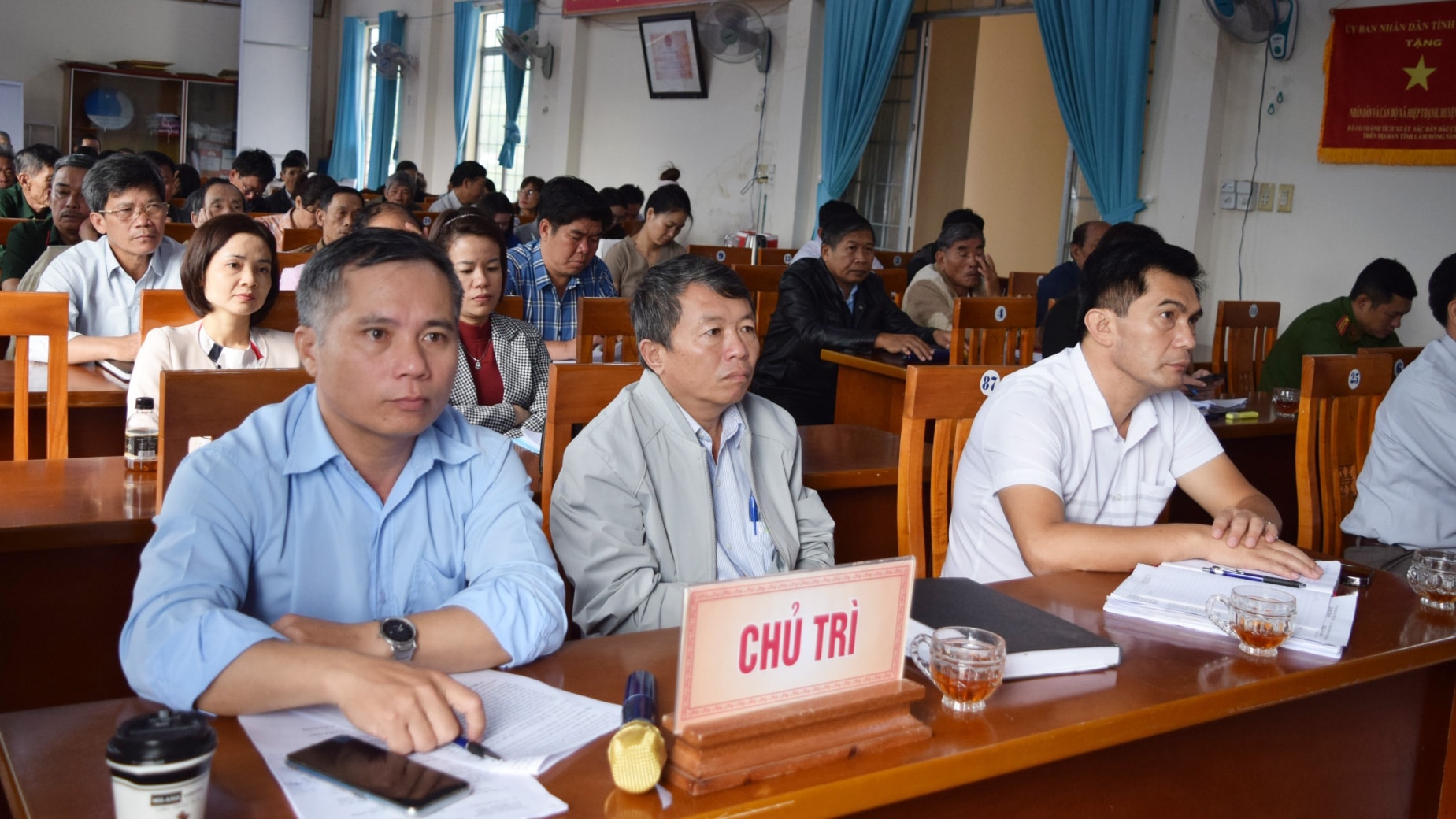 Các đại biểu và cử tri tham dự buổi tiếp xúc