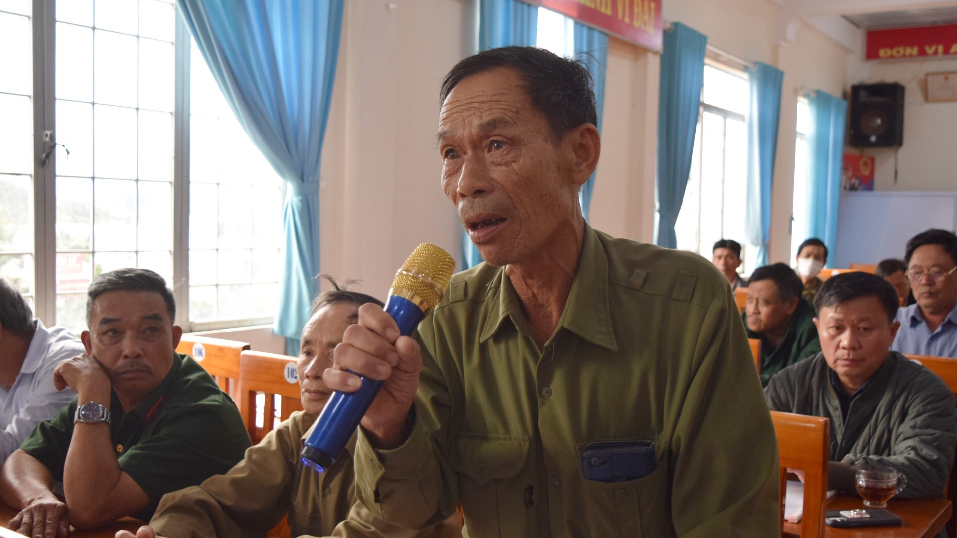 Các cử tri nêu ý kiến