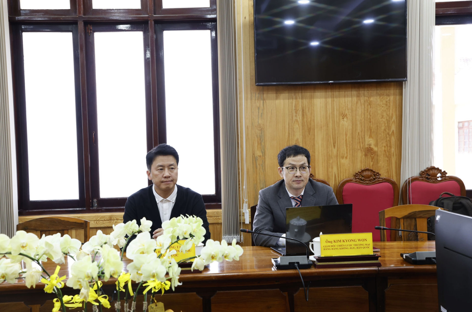 Ông Kim Kyong-won (phải) – Trưởng phòng Chiến lược thương mại của Hãng hàng không Jeju đề xuất các nội dung liên quan đến việc mở đường bay