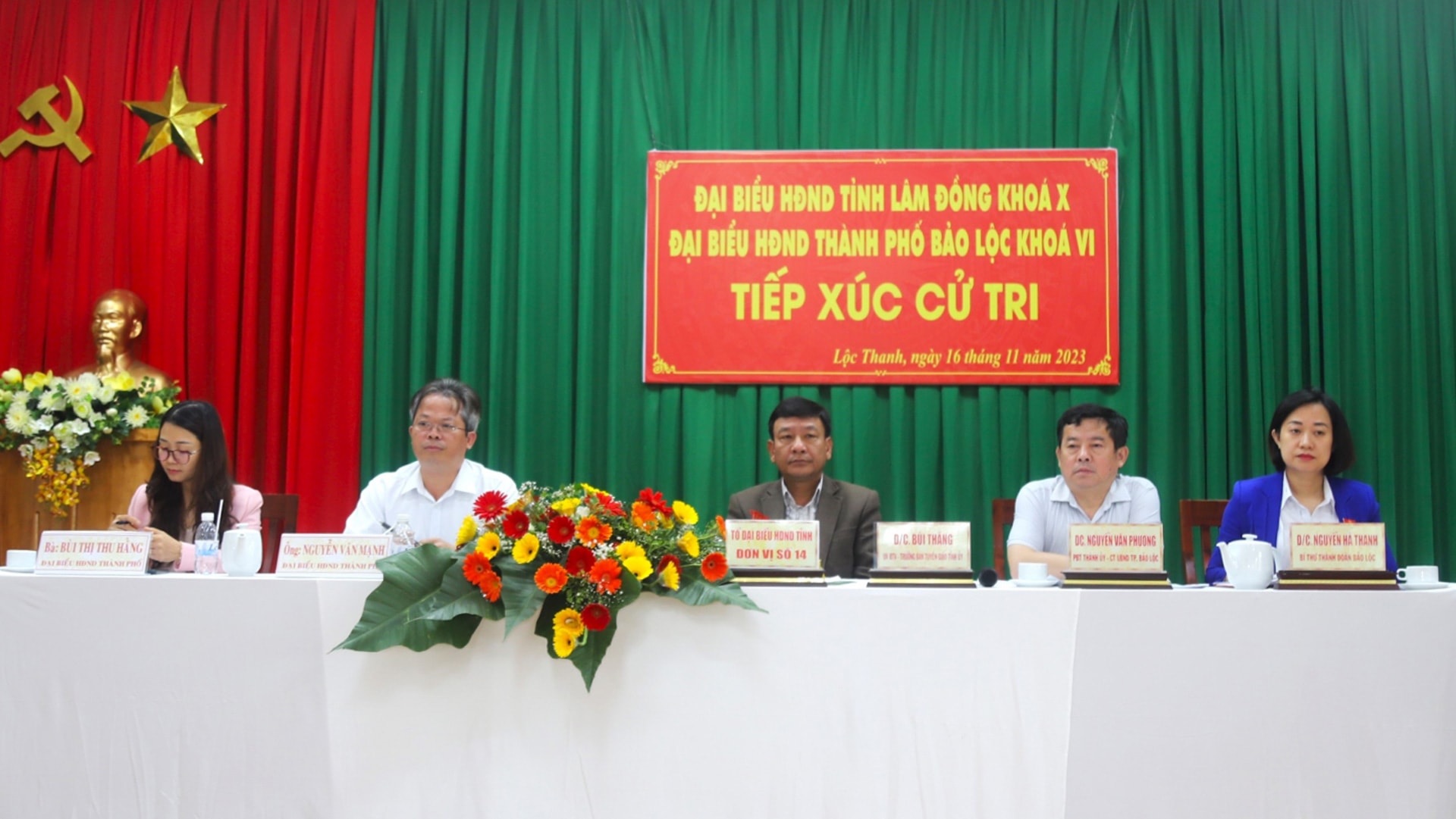 Đồng chí Bùi Thắng - Ủy viên Ban Thường vụ Tỉnh ủy, Trưởng Ban Tuyên giáo Tỉnh ủy Lâm Đồng và đại biểu HĐND 2 cấp tiếp xúc với cử tri xã Lộc Thanh