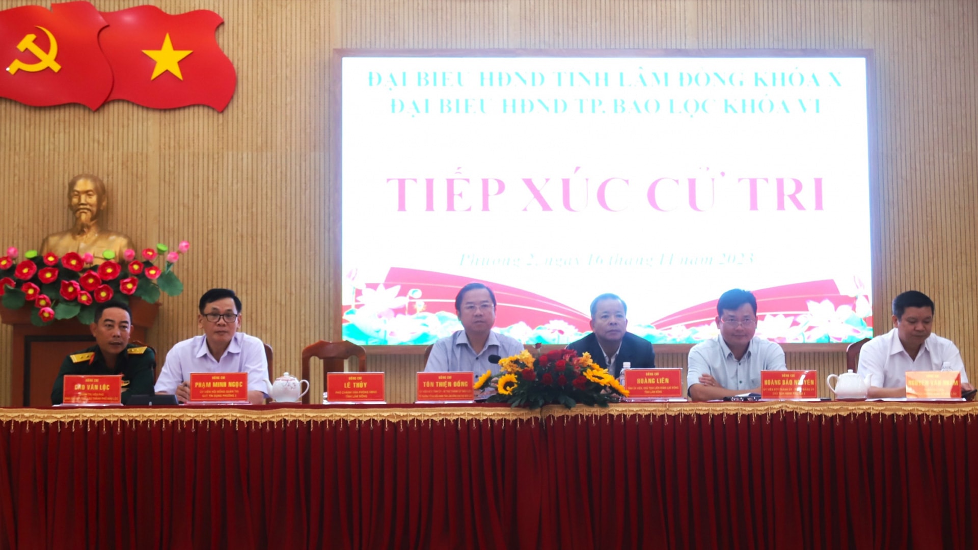 Đồng chí Tôn Thiện Đồng - Ủy viện Ban Thường vụ Tỉnh ủy, Bí thư Thành ủy Bảo Lộc và đại biểu HĐND 2 cấp tiếp xúc với cử tri Phường 2