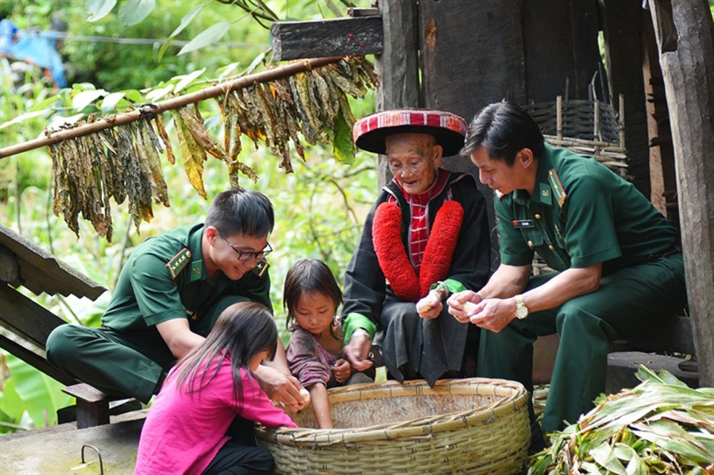 Cán bộ Đồn Biên phòng Xuân Trường, Bộ đội Biên phòng tỉnh Cao Bằng luôn gần gũi, gắn bó với đồng bào