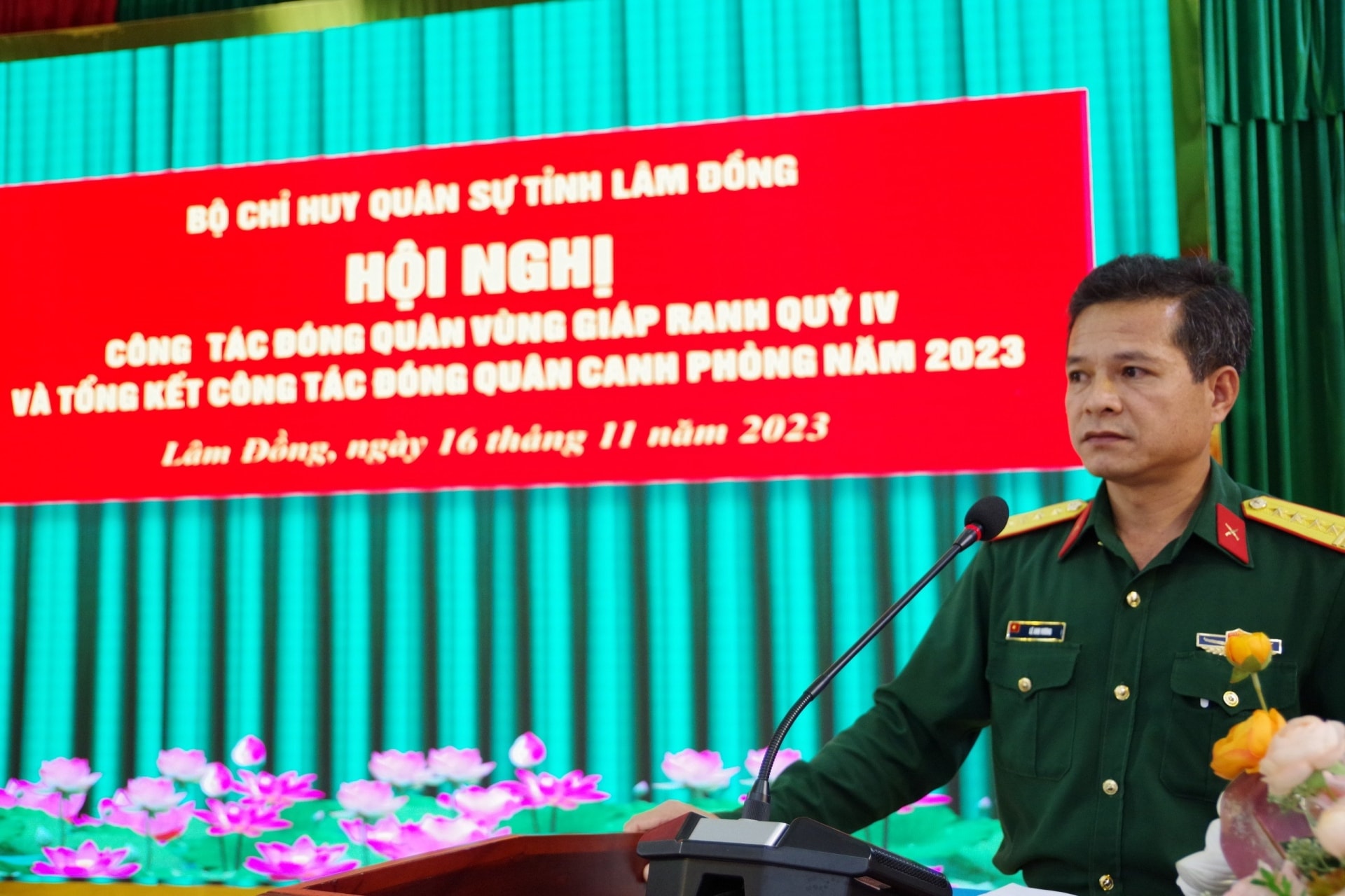 Đại tá Lê Anh Vương - Phó Chỉ huy trưởng Bộ Chỉ huy Quân sự tỉnh Lâm Đồng phát biểu tại hội nghị