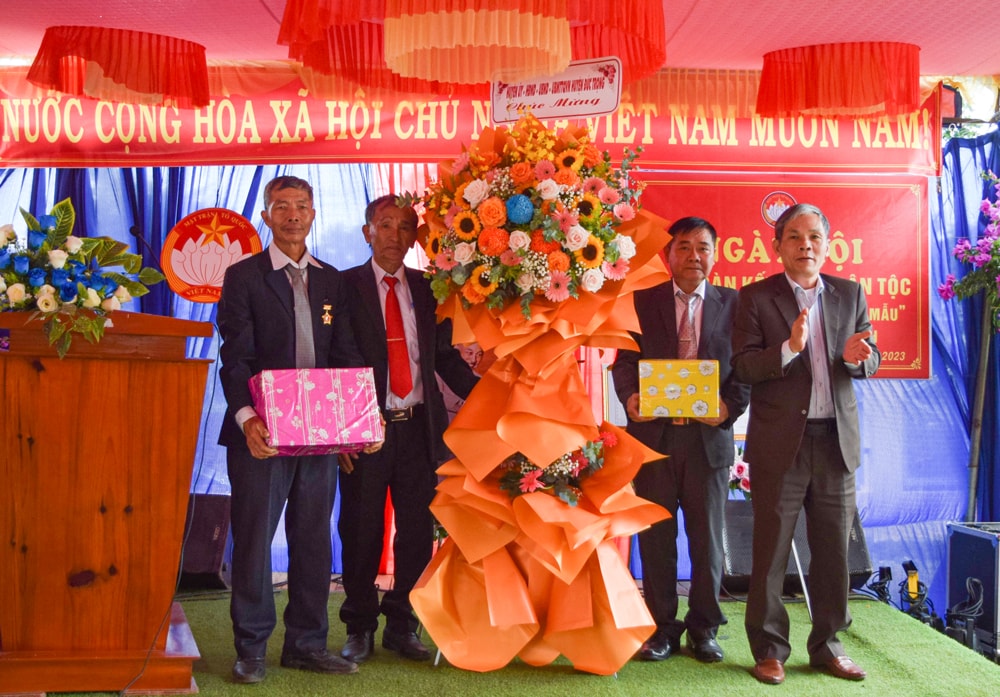 Đồng chí Nguyễn Văn Cường – Chủ tịch UBND huyện Đức Trọng trao hoa và quà cho cán bộ và Nhân dân thôn Tân Hòa